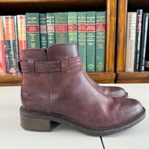 Clarks Burgundy Leather Zip Ankle Bootie Sz 7.5 Classic Neutral Everyday